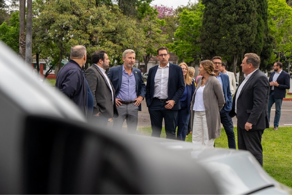 El gobernador entregó vehículos cedidos por Enersa a organismos provinciales y municipios