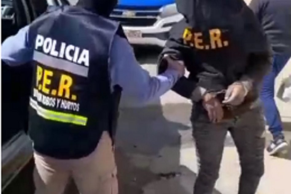 POLICIAS SIMULARON SER COMPRADORES Detuvieron a joven que intentaba vender un arma de fuego por redes sociales