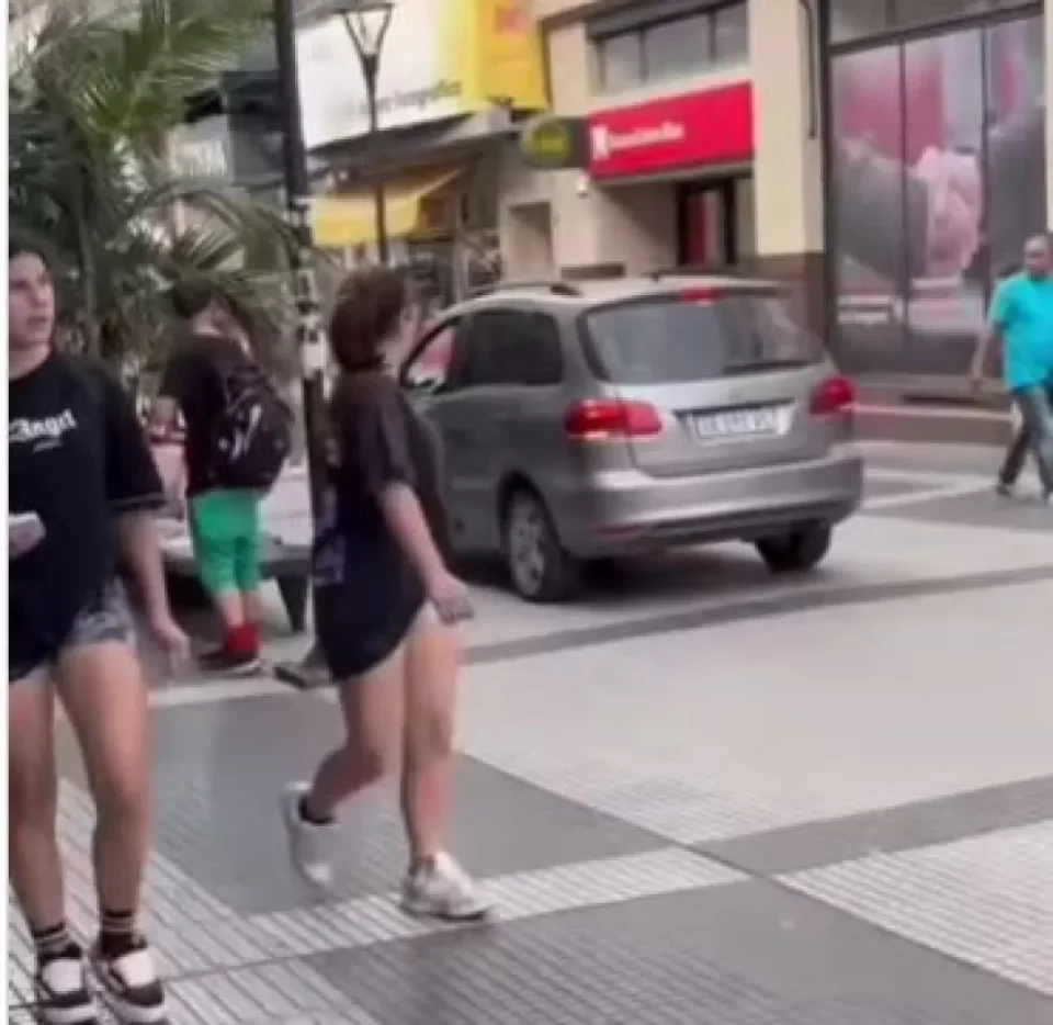 Retuvieron un vehículo que circuló por la peatonal de Paraná