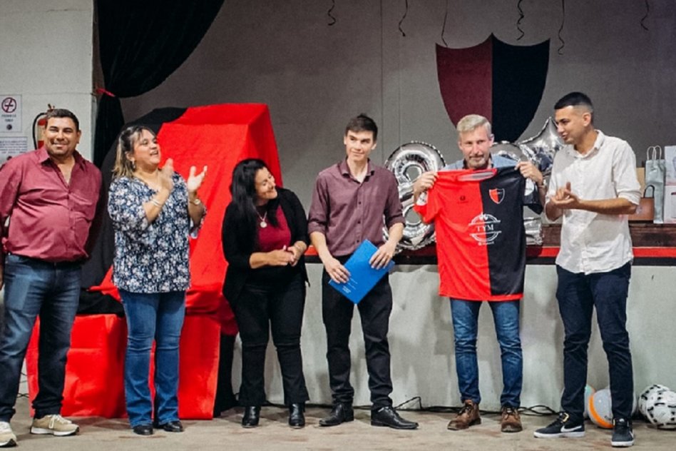 ANIVERSARIO El gobernador acompañó las celebraciones por un nuevo aniversario de Club Isleños Independientes