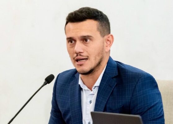 RODRIGUEZ PAULIN salió a cuestionar a los intendentes del PJ defendiendo la reducción de la boleta de luz que anunció Frigerio