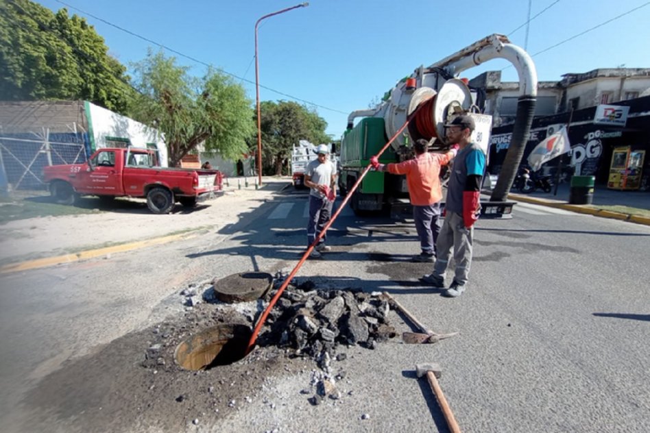 Operativos de mantenimiento y reparación del servicio cloacal en distintos barrios