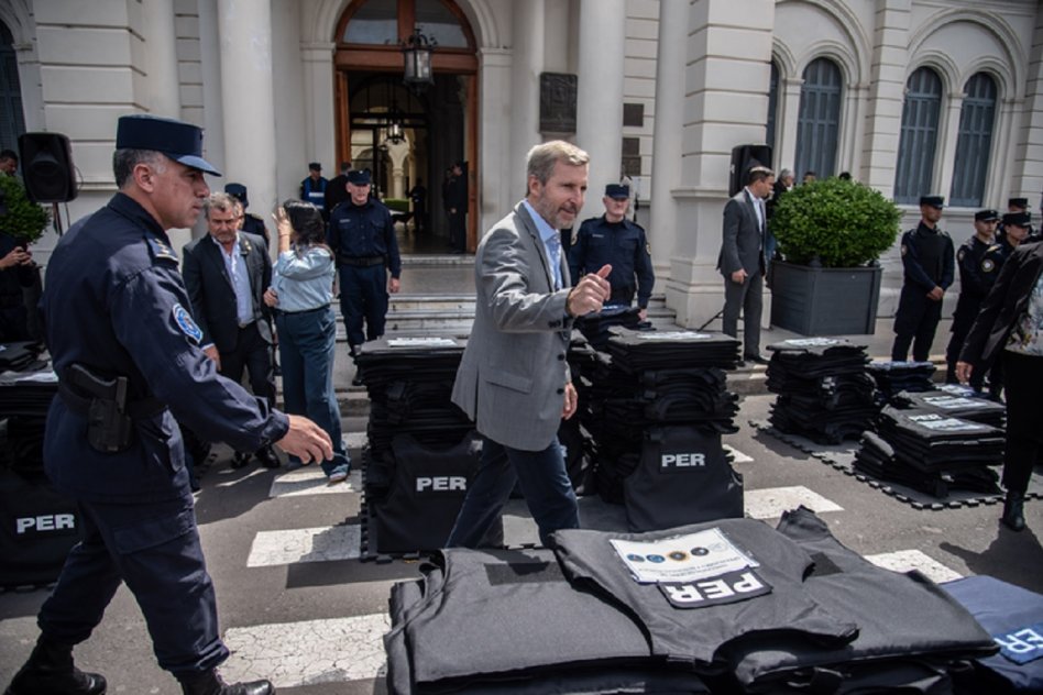 Frigerio distribuyó 1300 chalecos antibalas a la Policía para reforzar la prevención y cuidado de los agentes