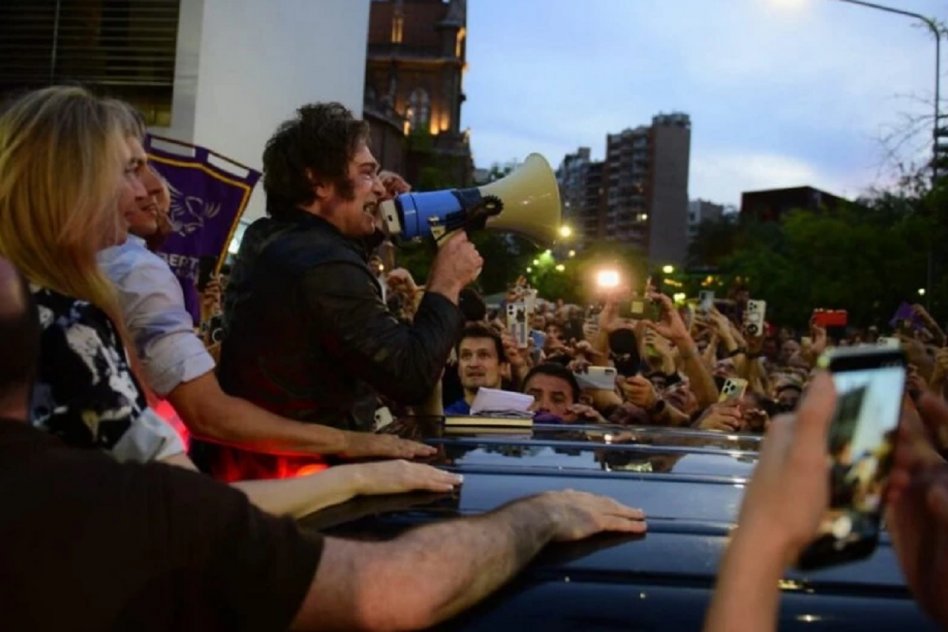 En Córdoba, Milei juntó 2.500 personas y no cayó ni un papelito desde los balcones