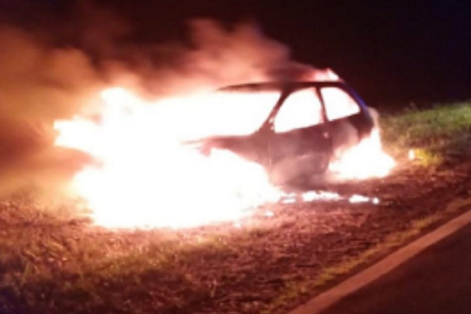 RUTA 12 Auto se incendió completamente esta madrugada mientras circulaba