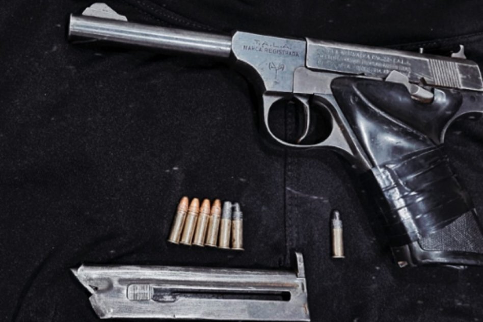 COMISARÍA 13 Dos mujeres se amenazaron en la vía pública con pistola y machete