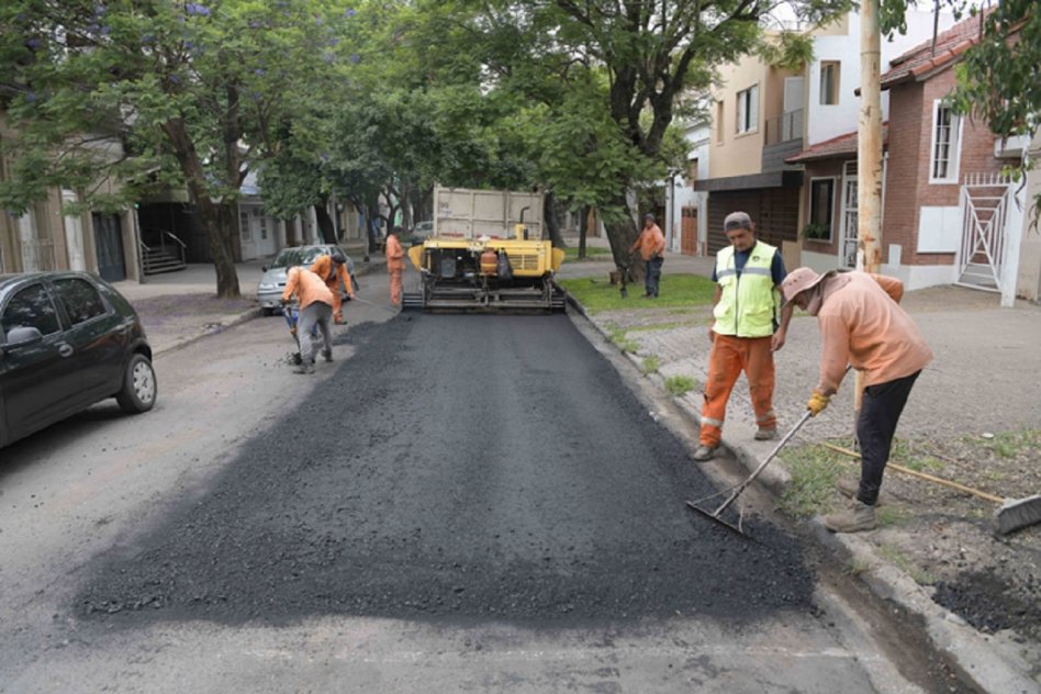 Realizan trabajos de repavimentación en calle Nogoyá