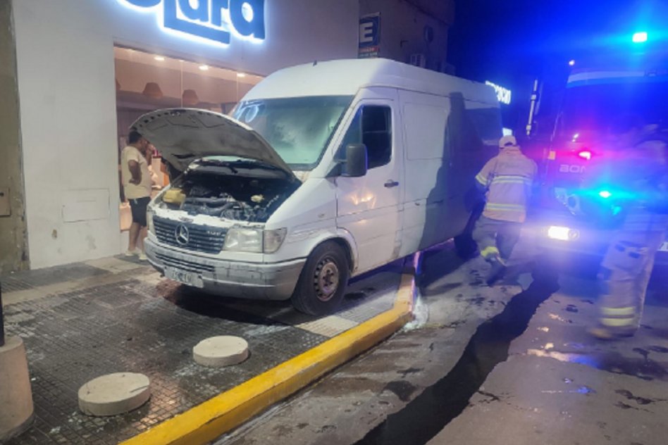 Se incendió una camioneta en el centro de Paraná