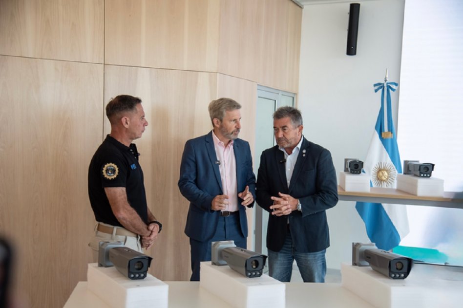 La Cámara de Diputados convocó a sus miembros a avanzar en el estudio de distintos proyectos de ley y resolución, entre ellos, la propuesta de agregar a la currícula escolar un programa de formación financiera y la adhesión a ley nacional de prevención de casos de ‘mala praxis’. Se constituyeron las comisiones de Educación, Ciencia y Tecnología; Asuntos Municipales y Comunales; Salud Pública y Seguridad.  Educación, ciencia y tecnología   La comisión de Educación, Ciencia y Tecnología, a cargo del diputado Lénico Aranda avanzó en la unificación dos expedientes, de autoría de los diputados Bruno Sarubi y Mariana Bentos, que buscan incorporar educación financiera, programación y robótica en currículas del sistema educativo entrerriano. Bentos consideró que “los jóvenes necesitan estas herramientas para insertarse en el mundo laboral”.   De acuerdo a lo indicado por la diputada Bentos la propuesta de ambos proyectos consiste en “crear un programa para escuelas de ámbito público y privado mientras que se deja al Consejo General de Educación (CGE) la definición acerca de qué contenidos se incluirán”. Participó como invitada, además, la secretaria académica de la Facultad de Ciencias de la Gestión (FCG Uader), Luciana Díaz, quien valoró que la Cámara debata proyectos de este tipo en razón de que estudiantes del nivel superior “demandan formación específica en la materia”.   Seguidamente, la comisión emitió dictamen para el proyecto de Resolución por el que se solicita al CGE que se imponga el nombre de ‘Gobernador Raúl Lucio Uranga’ a un establecimiento educativo de su dependencia. La autora de la norma, la diputada María Elena Romero, fundamentó la iniciativa en “la necesidad de poner de resalto el legado de gestión de grandes obras en infraestructura, educación y derechos así como la figura de uno de los gobernadores más progresistas de la historia de la provincia”.   Asuntos Municipales y Comunales   La comisión de Asuntos Municipales y Comunales avanzó en la redacción de dictámenes para dos proyectos de leyes relativos a demarcación de límites jurisdiccionales cuyo objetivo es facilitar el cálculo de fórmulas polinómicas que determinan montos de coparticipación, según explicó el secretario de Gobiernos Locales del Ministerio de Gobierno y Trabajo, Ricardo Vales, invitado a exponer ante los diputados. La presidenta de la comisión, diputada María Elena Romero, enmarcó el tratamiento legislativo en “la prioridad que otorga esta administración a los gobiernos locales”.   El primer expediente establece una ampliación del ejido de Villa Paranacito, localidad del sur provincial, sin que la manda afecte los límites de jurisdicciones vecinas. El segundo expediente opera sobre los límites de la comuna de Nueva Vizcaya y de la Junta de Gobierno de Santa Lucía, en departamento Federal, las que, de común acuerdo, acordaron la delimitación de sus territorios.   Salud Pública   El pleno de la comisión presidida por el diputado Silvio Gallay emitió dictamen sobre la unificación de dos expedientes, de autoría de los diputados Julia Calleros Arrecous y Carlos Damasco, por el que se adhiere a la Ley Nacional 27.797, llamada ‘Ley Nicolás’, que establece protocolos de actuación para garantizar asistencia sanitaria, prevenir sucesos adversos, diagnósticos errados o ‘mala praxis’, y optimizar las condiciones de trabajo del equipo de salud.   La comisión contó con la presencia de la directora de Calidad en Salud del Ministerio de Salud de la provincia, Patricia Benzi, y con el testimonio de la integrante de la ONG ‘Por la vida y la salud’, Lorena Leonhardt, que promovió la ley nacional. La diputada Calleros valoró, por su parte, que “la provincia pueda contar con este precedente que habilitará un cambio cultural en la atención de la salud”.   Seguridad   Por último, la comisión presidida por la diputada Carola Laner acordó modificaciones al expediente que crea una Red de Video Vigilancia Ciudadana. La iniciativa es de autoría del diputado Jorge Maier, quien especificó que “el objetivo es que la policía cuente con un mapeo de cámaras particulares a las que recurrir, en caso de necesitarlas, para resolver infracciones o crímenes cometidos en vía pública”.   El invitado a la comisión director de Operaciones y Seguridad de la Policía de Entre Ríos, comisario general Luis Martín Galliard, resaltó que “la herramienta resulta de gran interés pues aportará imágenes que ayudarán en la parte investigativa de un delito”. Participaron, además, el jefe de la División 911 con asiento en Paraná, comisario Juan Zunino, y el asesor legal de la División 911, José Rivero.