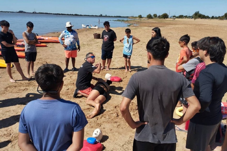 Capacitación de RCP y técnicas de rescate en río para integrantes de las Escuelas Municipales de canotaje y SUP
