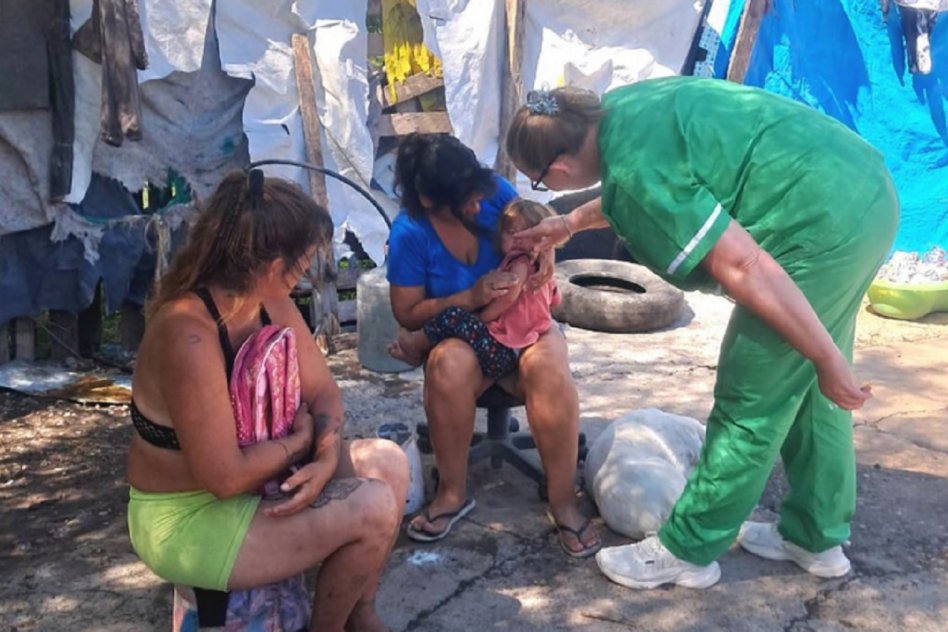 Vacunan en los barrios contra el Sarampión
