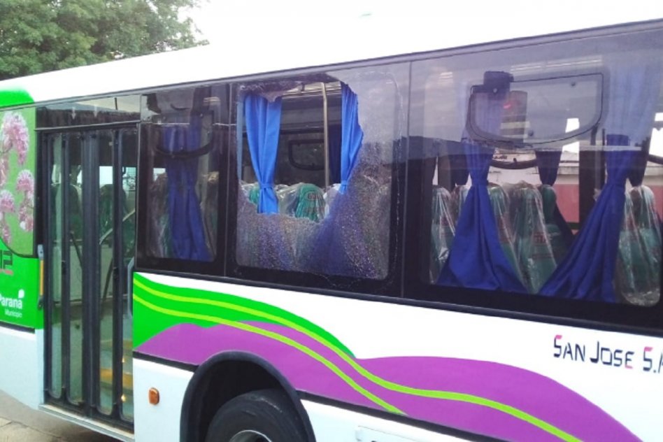 NUEVO SISTEMA DE COLECTIVOS Romero: “A un colectivo le tiraron piedras y le rompieron dos vidrios. Es un daño a los paranaenses”