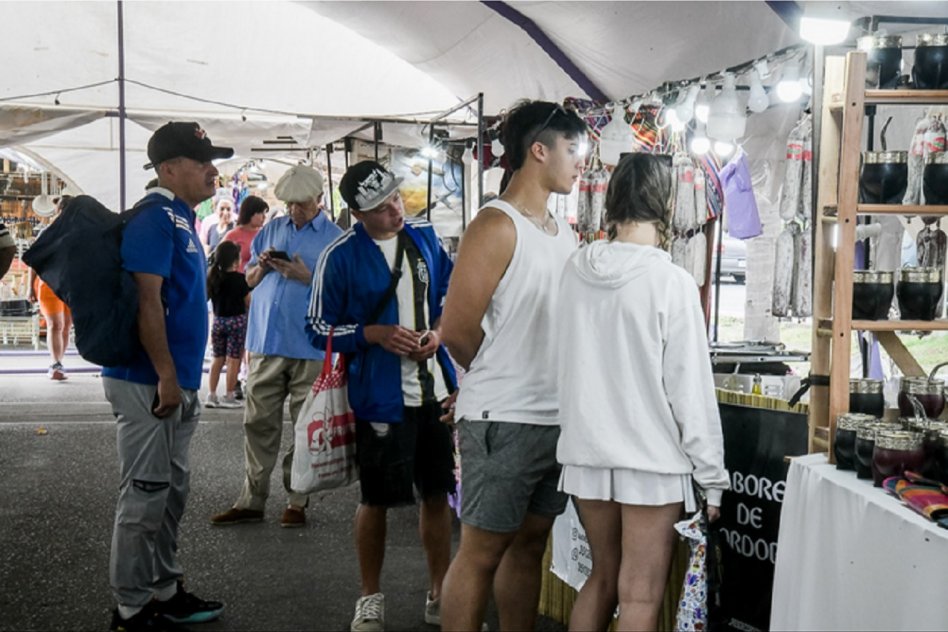 Paraná vive la Feria Navideña con más de 250 artesanos y emprendedores de todo el país