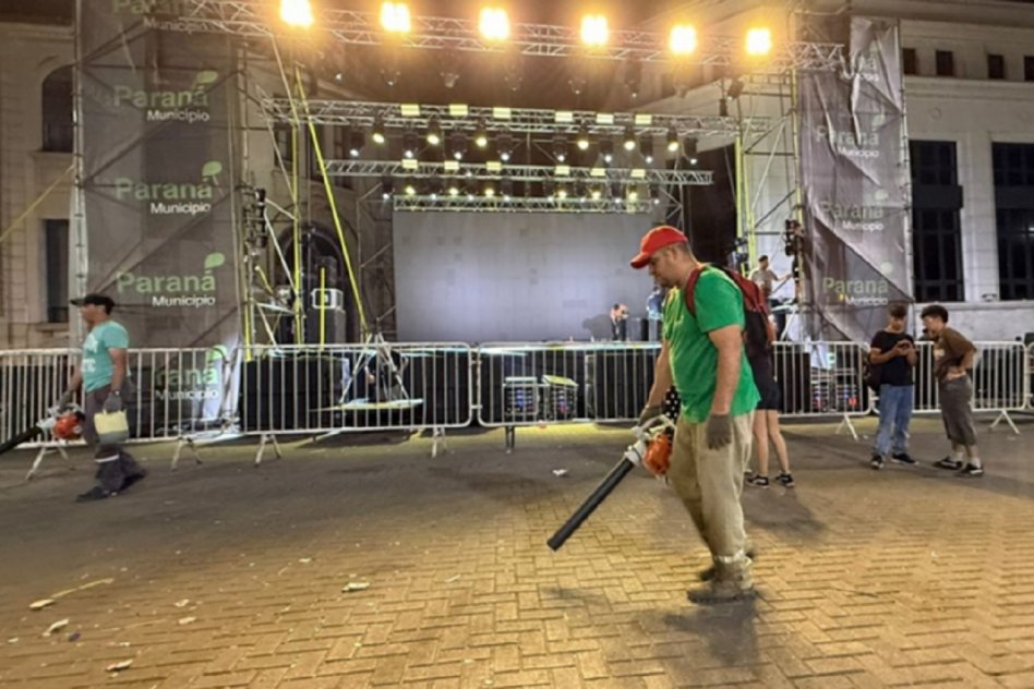 En pocos minutos, la Municipalidad dejó limpia calle 25 de Mayo