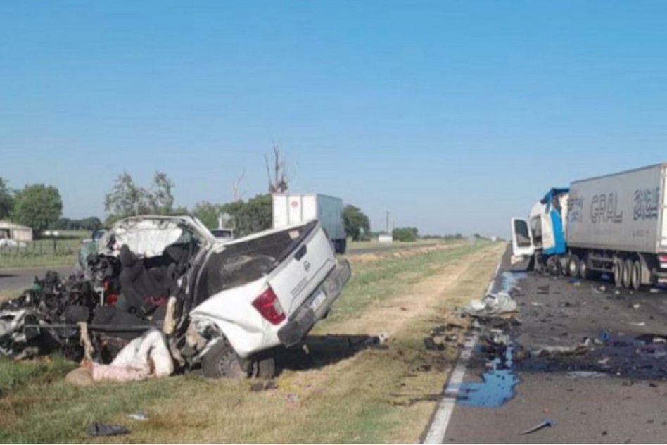 cerca de las tunas Tres muertos en un choque frontal entre un camión y una camioneta