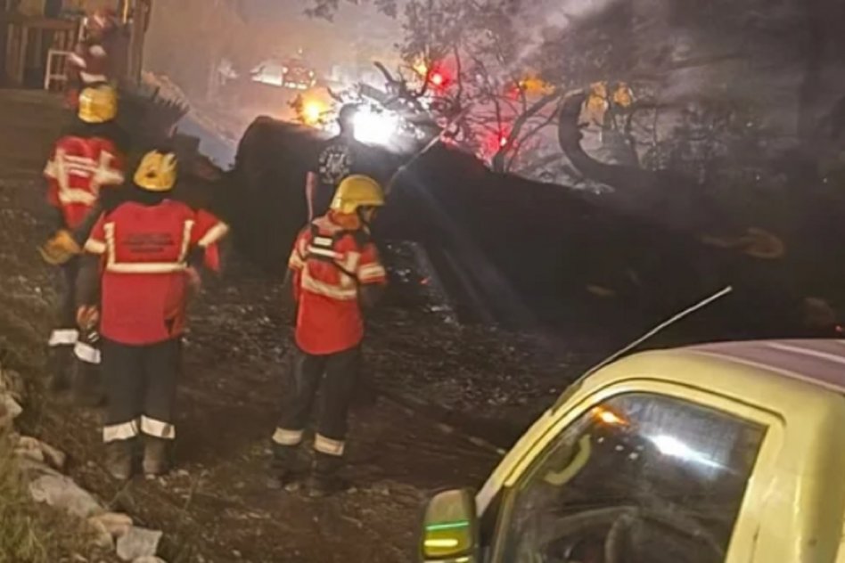 CHUBUT Evacuación preventiva de residentes y turistas por incendios en Epuyén y El Hoyo