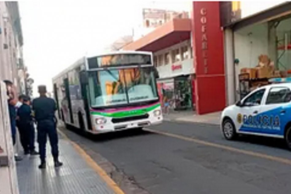 Paraná, Pasajero cayó de un colectivo urbano en el centro, sufrió heridas y luego falleció
