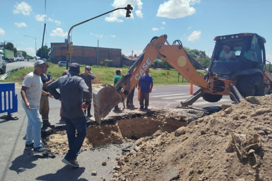 Reemplazaron un tramo de red de agua potable debajo de avenida Circunvalación