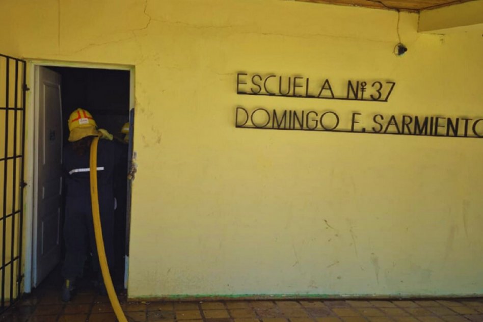 Bomberos Voluntarios de Hernandarias se sumaron a la recuperación de la Escuela N° 37 de Piedras Blancas