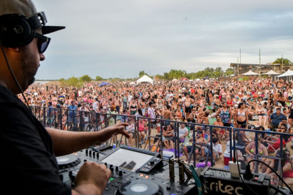 La Fiesta de la Playa tuvo su primer día de deportes, emprendedores y música con el recital de Mario Pereyra