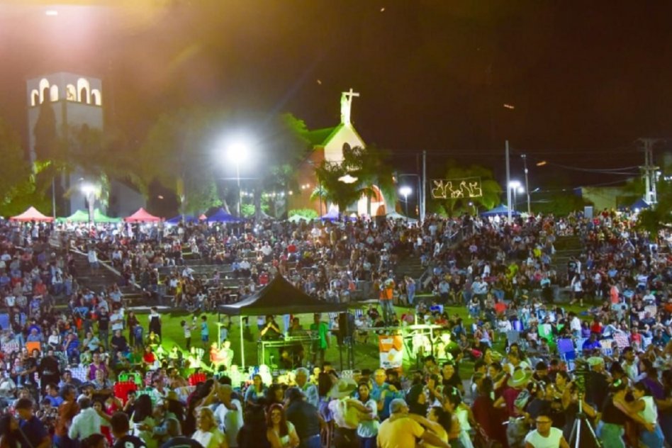 Miles de santaelenenses y turistas disfrutaron de la primera noche de la Fiesta Provincial de la Chamarrita