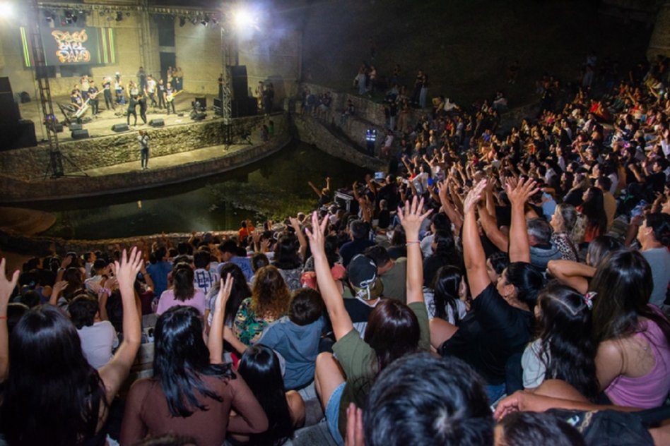 Paraná vibró al ritmo de la cumbia en la noche inaugural de Música en el Anfiteatro