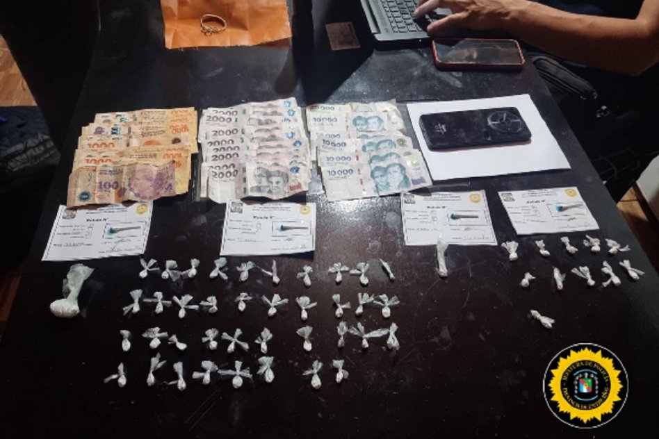 Más de 50 dosis de cocaína listas para la venta y dinero producto del narcomenudeo: tres detenidos tras allanamientos simultáneos