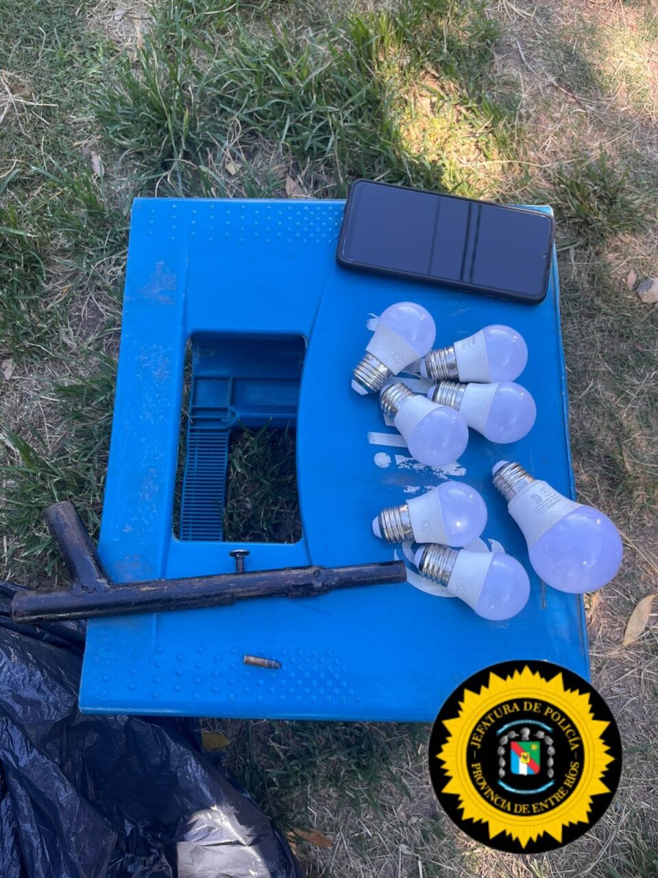 JEFATURA DEPARTAMENTAL LA PAZ Piedras Blancas: un vecino entregó objetos hallados en su patio y la Policía secuestró un arma “tumbera” cargada