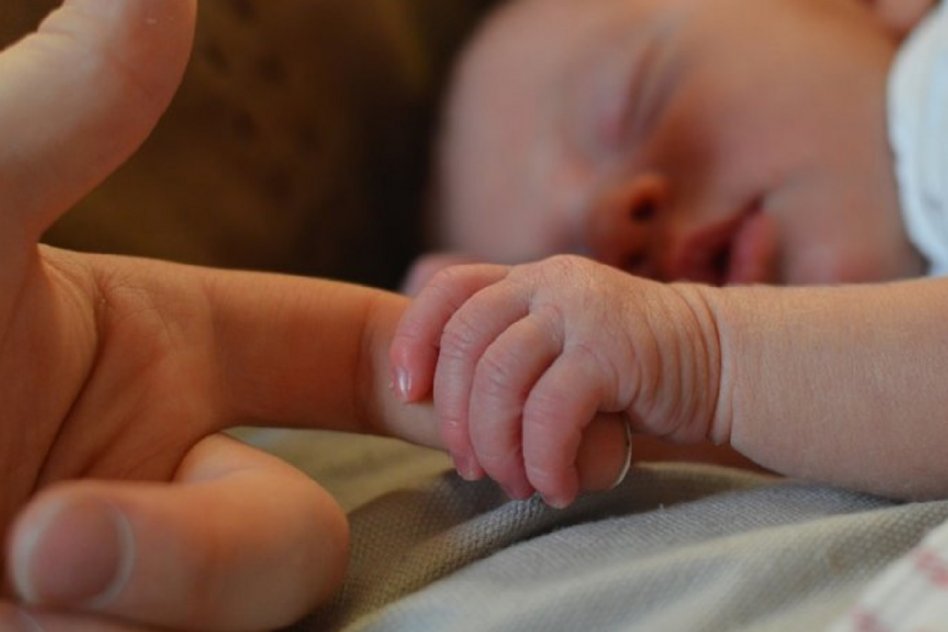 Policías asistieron a joven que dio a luz en su casa