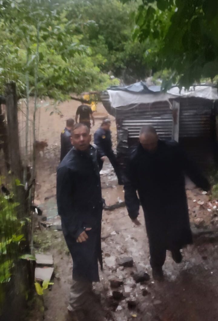 TEMPORAL EN PARANÁ Buscan intensamente a una familia que fue arrastrada hacia el interior del arroyo en Churruarín y Blas Parera