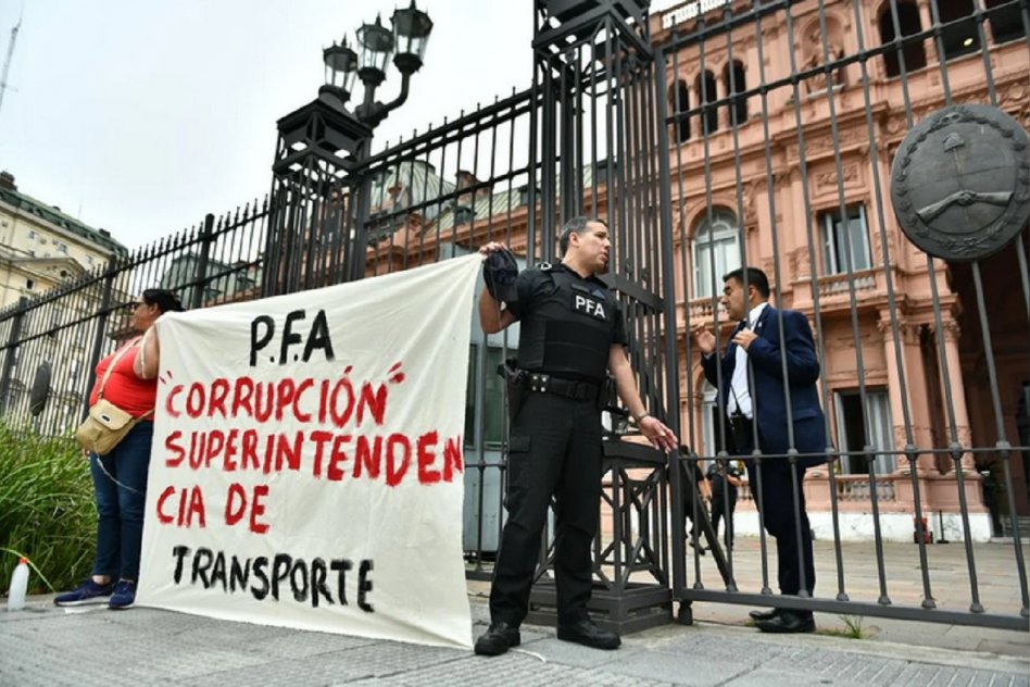 Un agente de la Policía Federal se esposó a las rejas de la Casa Rosada