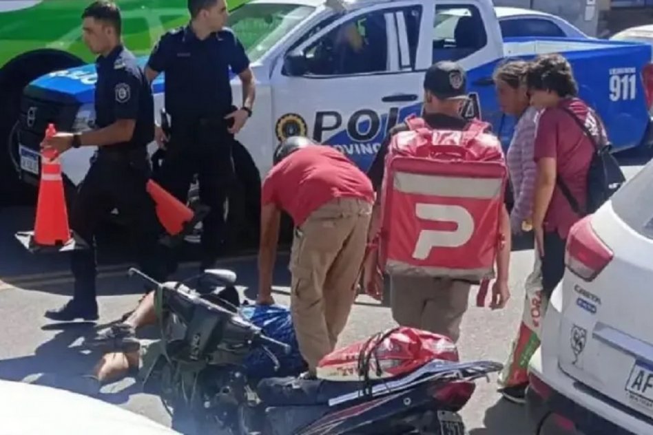 La partió al medio: Ambulancia que trasladaba una urgencia chocó con una moto