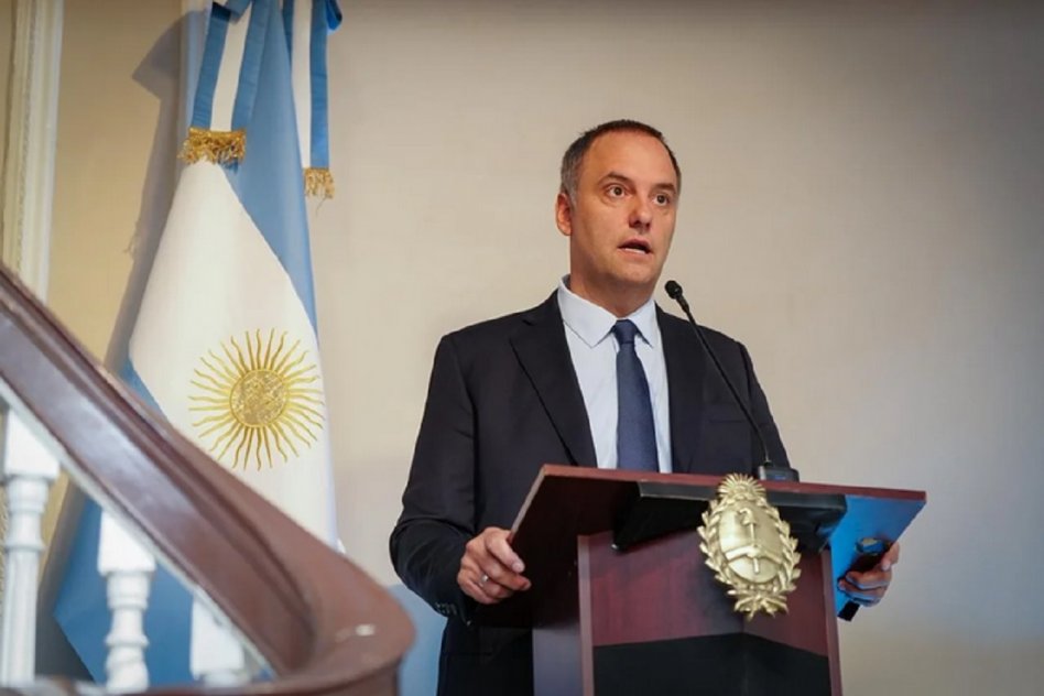FUEGO AMIGO – Adorni deslizó que el vídeo de su esposa pudo haber salido desde “adentro” del Gobierno