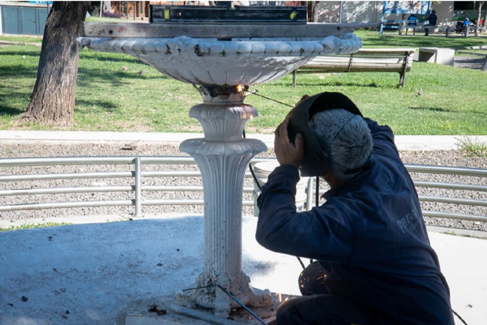 Tras un hecho de vandalismo, el Municipio repara la fuente de Plaza Alberdi
