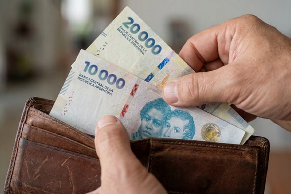 Aumento salarial para empleados públicos nacionales: de cuánto será y cuándo pagarán una nueva suma fija