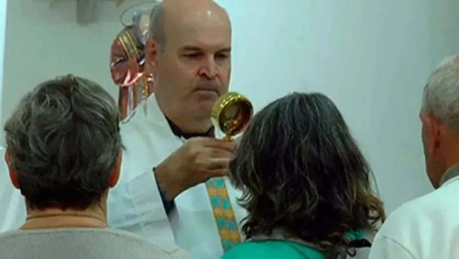 Niño electrocutado con un portón: imputaron al cura César Schmidt por intento de homicidio