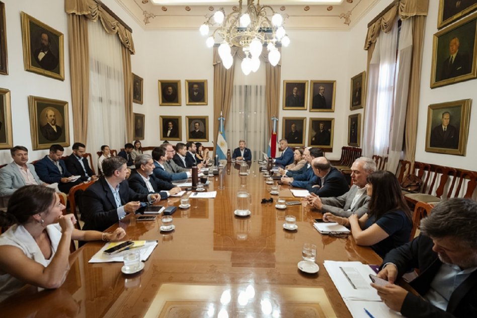El gobernador encabezó una nueva reunión de gabinete con eje en el seguimiento de gestión
