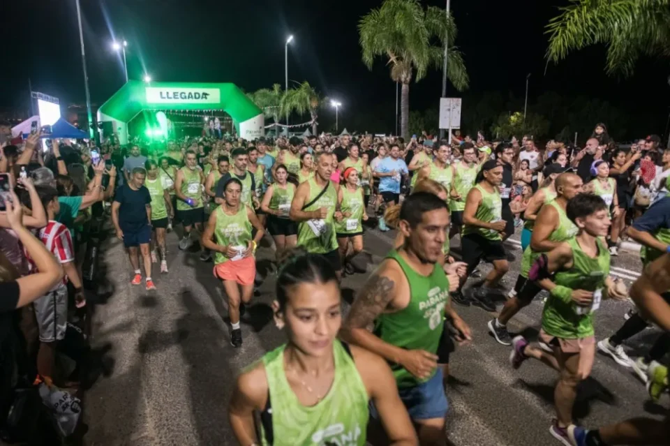Paraná vivió una multitudinaria quinta edición de la Carrera Nocturna