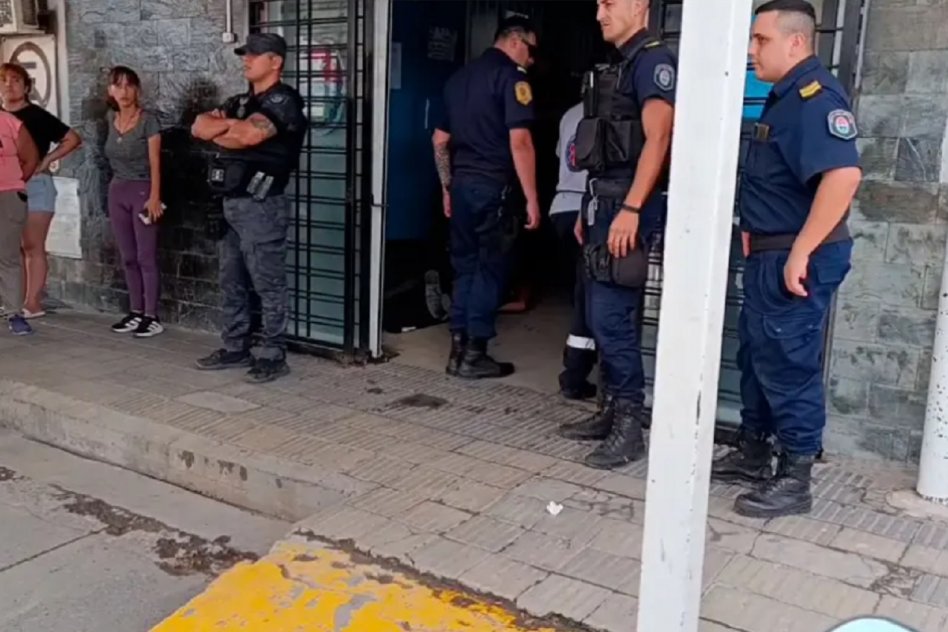 Desarmó a un policía y baleó a un comisario en el Centro de Salud Carrillo