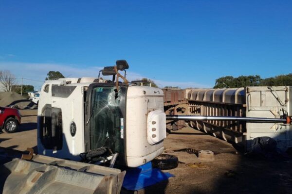 PARQUE INDUSTRIAL Un fallecido y una mujer lesionada en la Hormigonera De Martín al darse vuelta un camión
