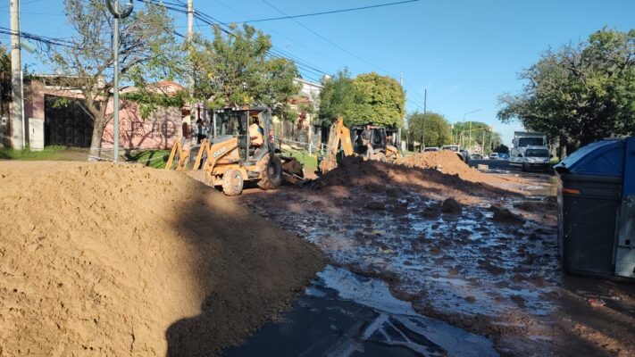 Se repara caño maestro de impulsión de agua potable en avenida Don Bosco