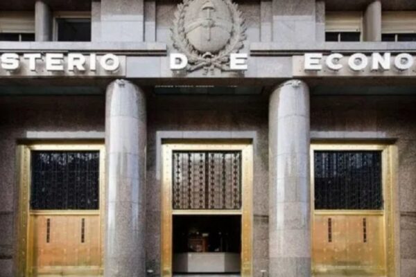 Economía tuvo que intervenir la licitación de GNL, porque sospechan un negociado por la duplicación de costos