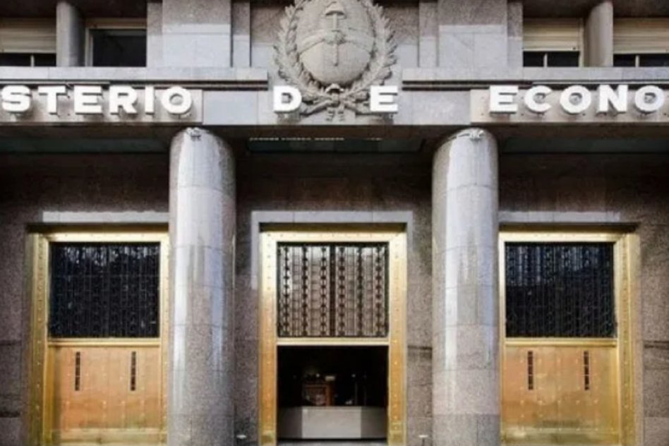 Economía tuvo que intervenir la licitación de GNL, porque sospechan un negociado por la duplicación de costos