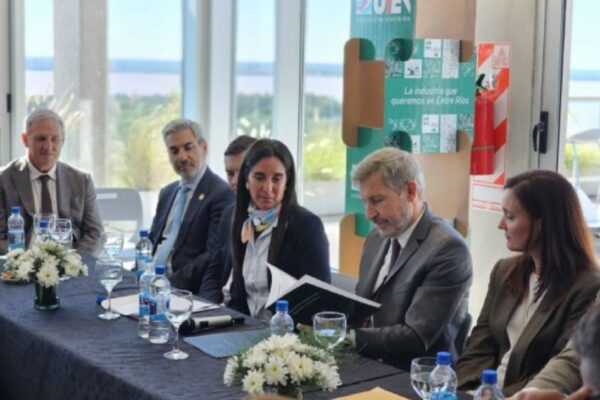 Celeste Valenti asumió en Uier y se definieron 10 puntos de la agenda de competitividad industrial