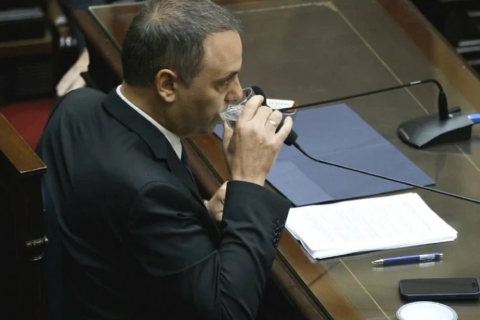 Adorni no dio explicaciones sobre los escándalos en el informe escrito a los Diputados
