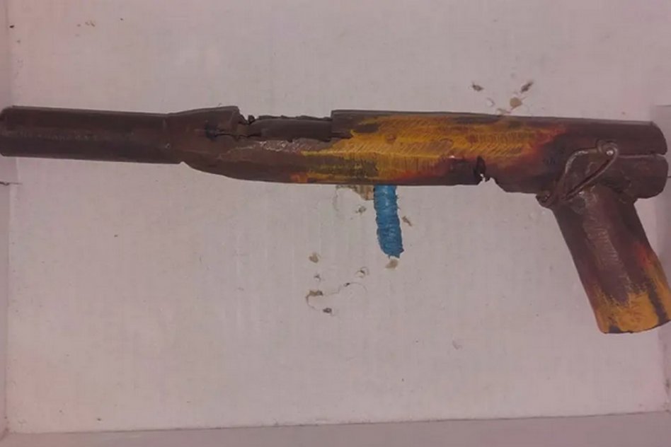 DEPARTAMENTAL LA PAZ Niño de 13 años llevó un arma de fabricación casera a la escuela e intervino la policía