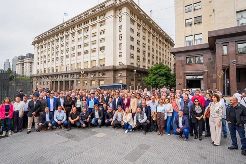 Intendentes de todo el país se manifestaron en el Ministerio de Economía: ¿qué reclamaron?