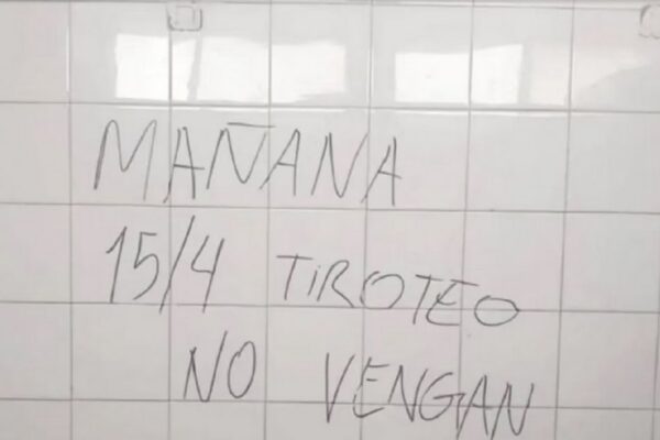 Detuvieron a la madre que le dio a su hijo una réplica de arma de fuego por temor ante las amenazas en escuelas