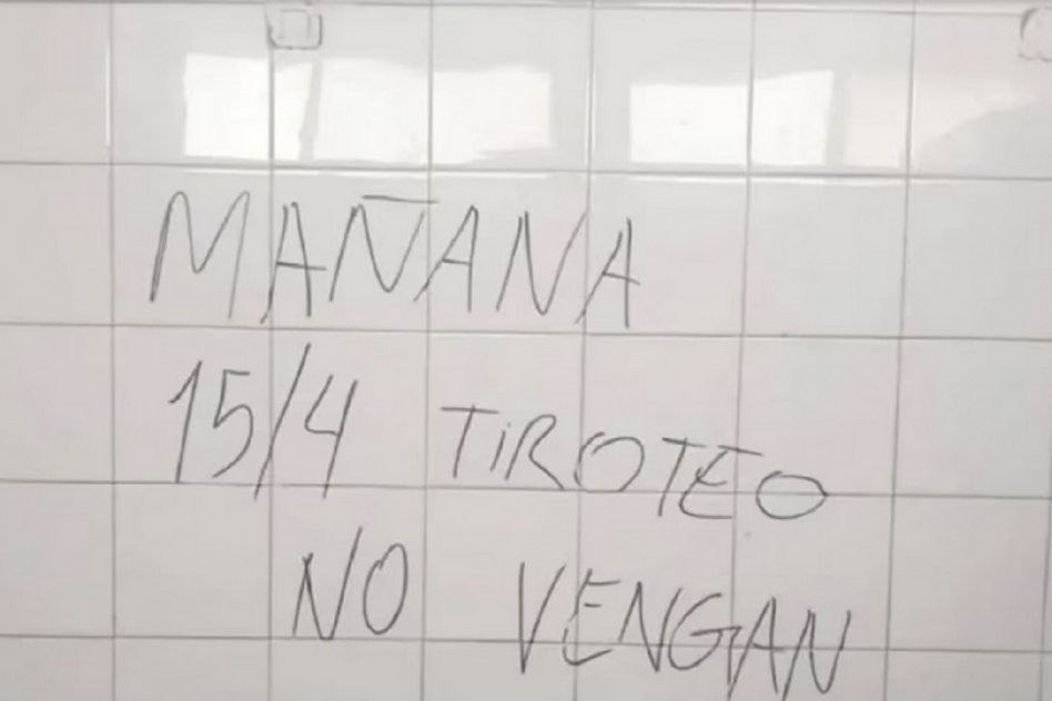 Detuvieron a la madre que le dio a su hijo una réplica de arma de fuego por temor ante las amenazas en escuelas