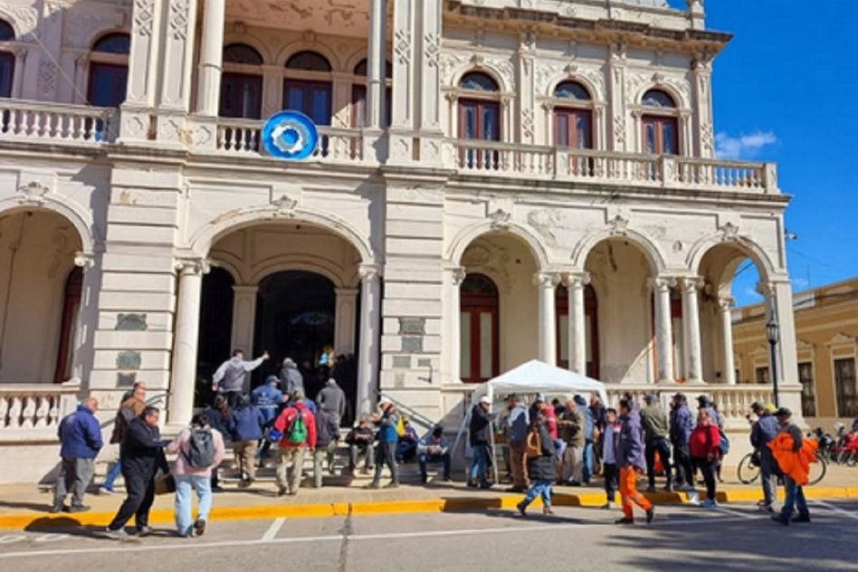 Victoria: Trabajadores municipales se movilizaron frente al palacio municipal, cuestionamientos a Castagnino y Mathieu